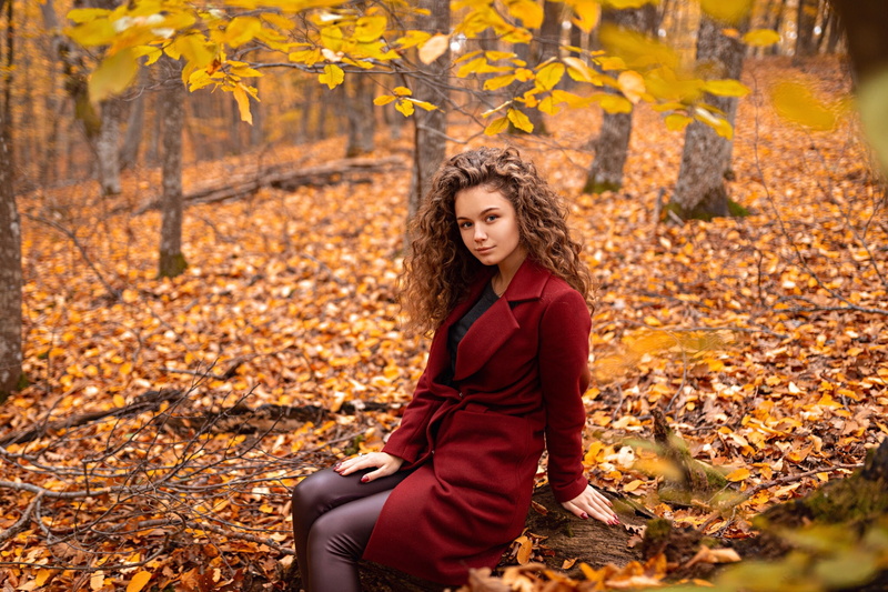 portrait, Alina Zaslavskaya, depth of field, coats, women, bokeh, log, looking at viewer, women outdoors, leather pants, long hair, red coat, smiling, fall