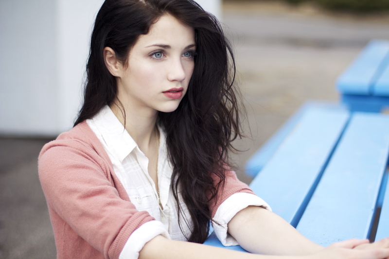 lifestyles, focus on foreground, hair, portrait, one person, outdoors, beauty, beautiful woman, looking at camera, front view, young adult, hairstyle, real people