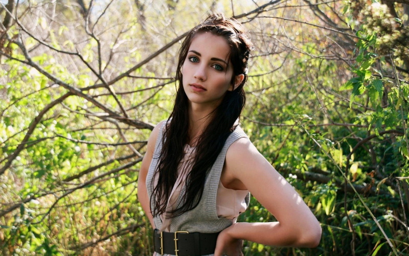 women outdoors, portrait, casual clothing, nature, young women, contemplation, Emily Rudd, beauty, young adult, tree, outdoors, wet hair, one person, adult