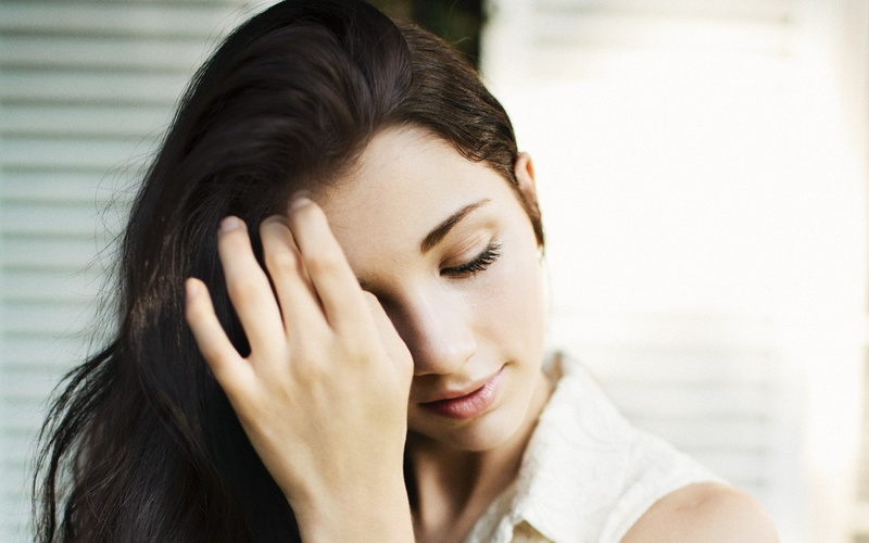women, Emily Rudd, model, closeup, face, hair in face, smiling, depth of field, brunette, hands in hair, 2K