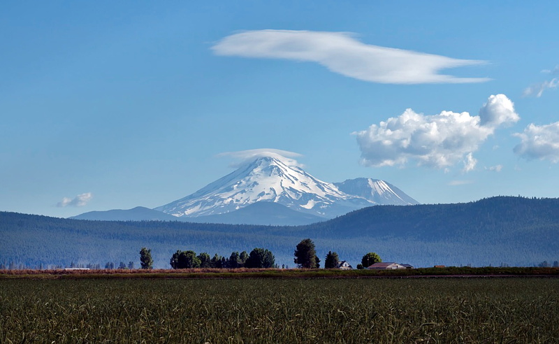 sky, blue, volcano, mt Fuji, scenics, snowcapped mountain, mount shasta, japan, mountain range, outdoors, tranquil scene, tags separated by comma, environment