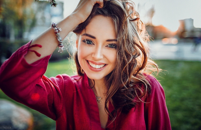 headshot, beauty, necklace, happiness, outdoors, focus on foreground, beautiful woman, face, adult, emotion, 1080P, young women, Evgeny Freyer, hairstyle