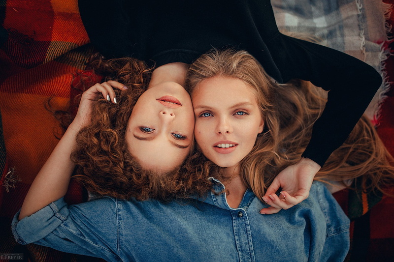 1080P, indoors, casual clothing, women outdoors, looking at camera, lying down, front view, photography, Evgeny Freyer, portrait, Alina Zaslavskaya, togetherness