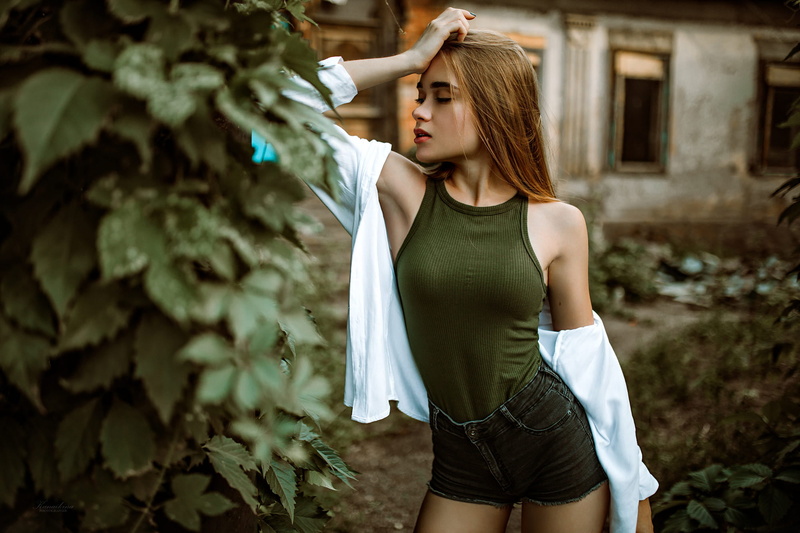 high waisted short, Olga Kanaykina, pink lipstick, petite, profile, tight shorts, women, depth of field, women outdoors, bare shoulders, 1080P, bodysuit