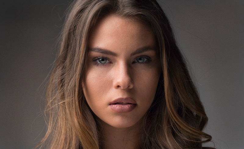 body part, irritation, front view, indoors, one person, simple background, serious, face, human body part, women, frowning, beautiful woman, beautiful people