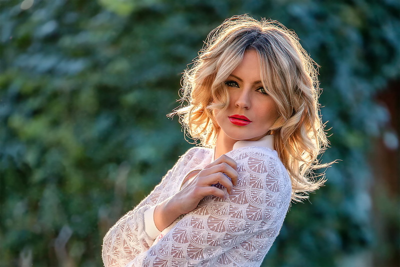 young adult, Red Lips, looking at camera, women, long hair, portrait, look, makeup, beauty, adult, lifestyles, 1080P, focus on foreground, day, outdoors