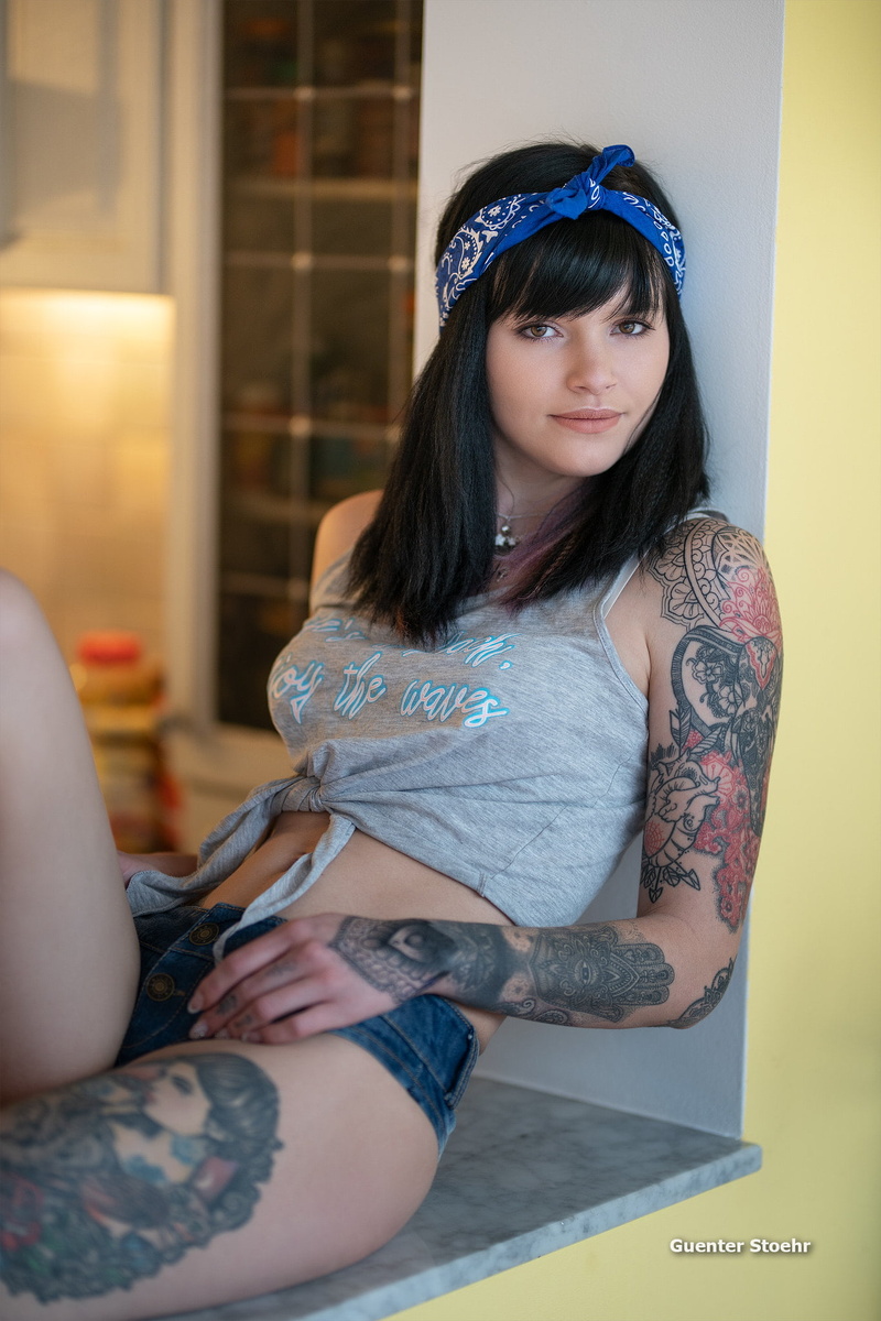 indoors, looking at viewer, women, bare midriff, 1080P, 500px, jean shorts, model, inked girls, women indoors, Guenter Stoehr, dark hair, makeup, belly