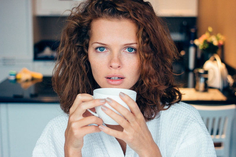beautiful woman, coffee - drink, kitchen, hair, coffee break, face, lifestyles, adult, 480P, mug, holding, hairstyle, women, cup, cafe, long hair, coffee