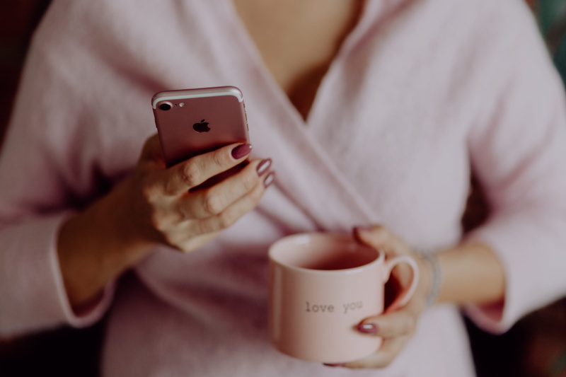 love you, bathrobe, mug, sweater, holding, close-up, millenial pink, texting, hand, portable information device, hands, tech, 5K, mobile phone, millenial
