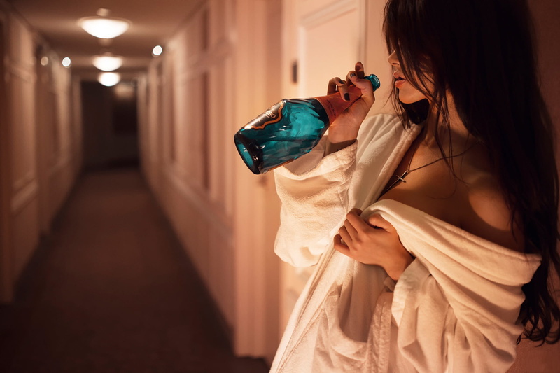 standing, beautiful, holding, illuminated, the hotel, one Person, girl, domestic Room, white, side view, Elvira, focus on foreground, lifestyles, celebration