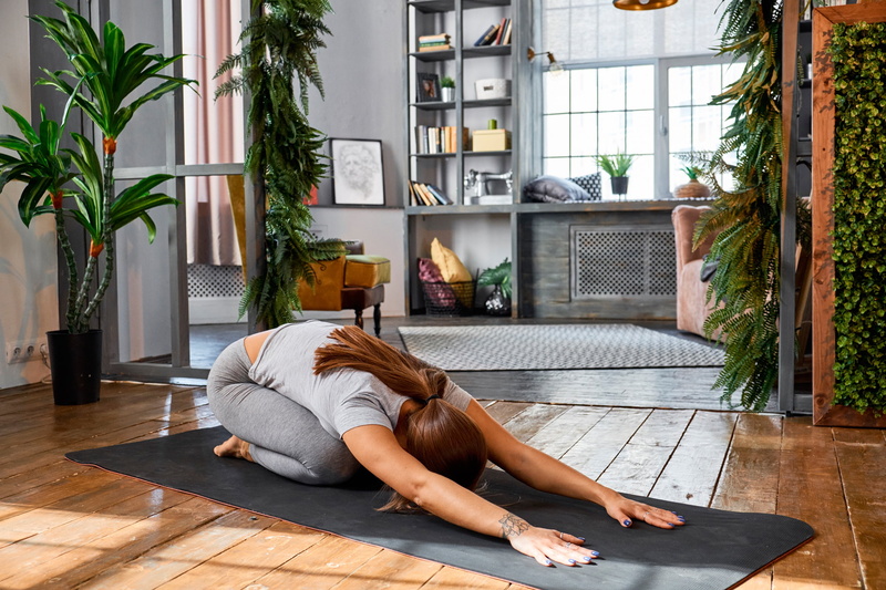 2K, pose, exercise, girl, room, Mat, bokeh, brown hair, interior, yoga, meditation