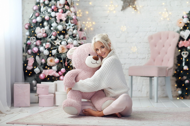on the floor, Christmas, presents, teddy bears, 1080P, chair, Katerina Shiriaeva, smiling, brunette, Dmitry Arhar, women, women indoors, Christmas Tree