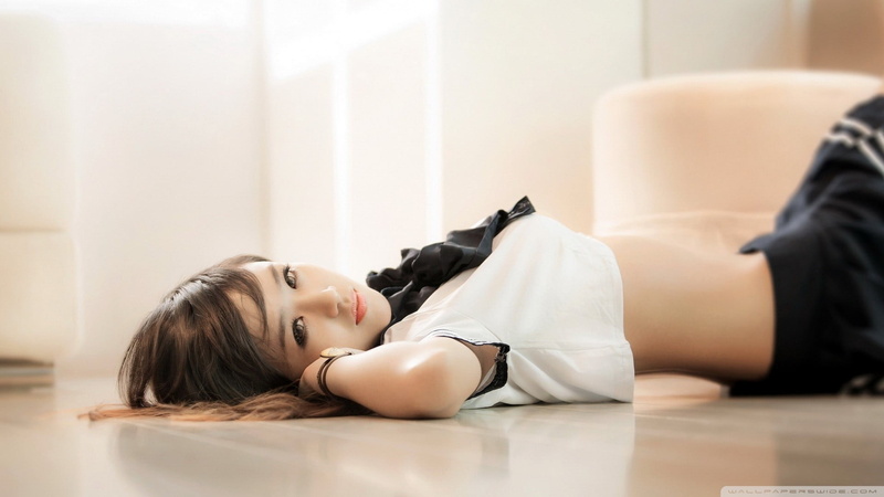 young women, brown hair, 1080P, lying down, model, beautiful woman, one person, lying on side, clothing, adult, domestic room, indoors, relaxation, flooring