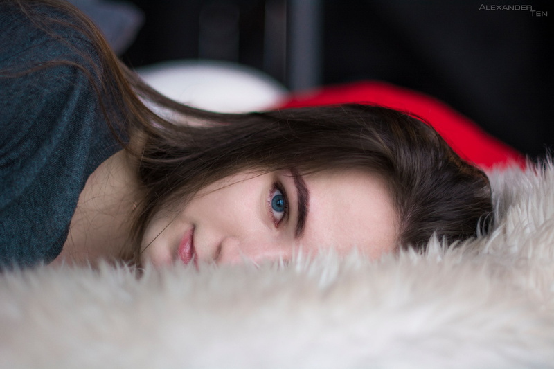 looking, adult, smiling, headshot, lying on the side, relaxation, innocence, emotion, blue eyes, hairstyle, face, 2K, contemplation, lying down, brown hair