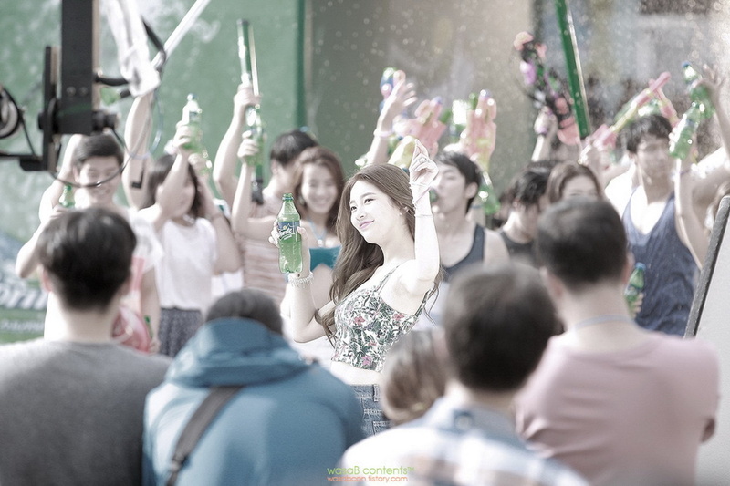 body part, glass, alcohol, drinking, arms raised, celebration, women, young women, real people, Suzy, group of people, enjoyment, men, Singers, refreshment