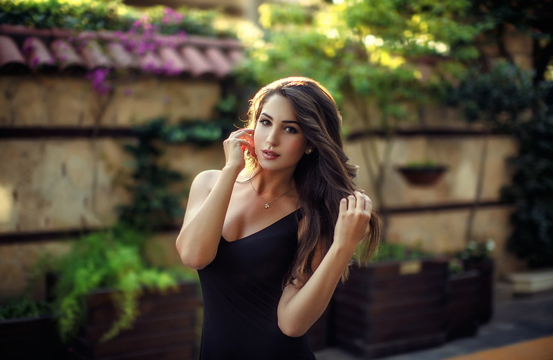 model, 2K, depth of field, Hakan Erenler, portrait, outdoors, looking at viewer, women outdoors, women, brunette, necklace, touching hair
