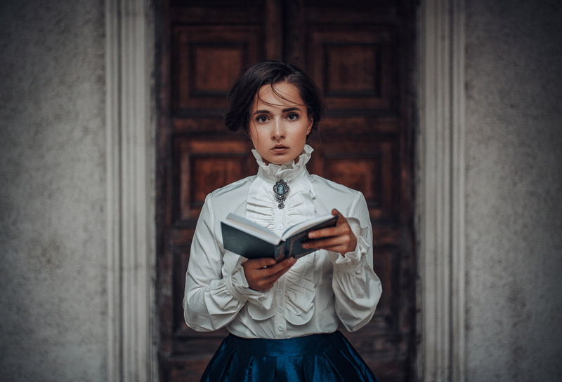 three quarter length, business person, contemplation, women, one person, adult, portrait, standing, waist up, business, clothing, books, occupation, front view
