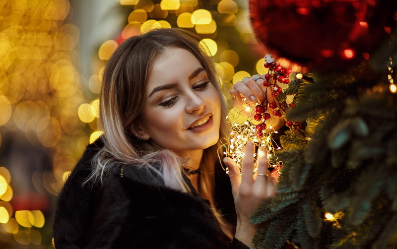 Taisya Turovskaya, smile, 2K, garland, mood, glare, face, holiday, Hakan Erenler, tree, Taisiya Turovsky