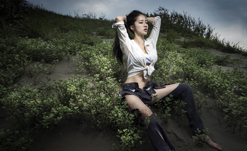 young women, beautiful woman, leisure activity, casual clothing, plants, beauty in nature, arms up, model, green color, front view, Asian, hairstyle, real people