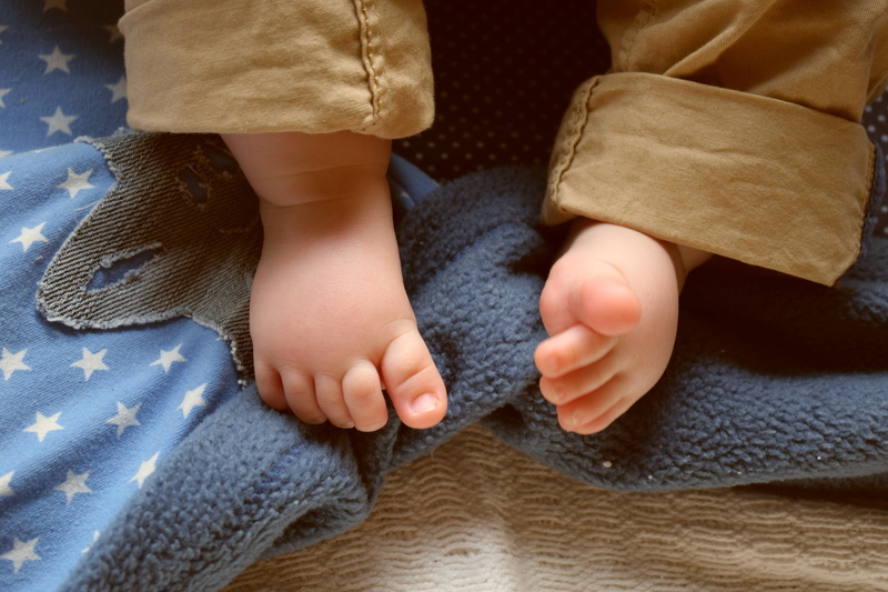 baby, 5K, beige, clothing, childhood, hand, babyhood, low section, offspring, softness, blue, child, blanket, toe, human leg, s, photo, close, indoors