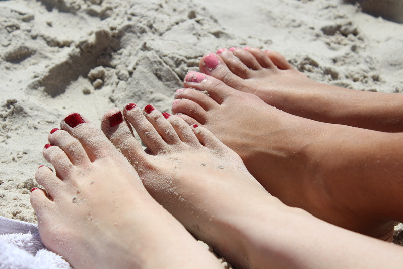 nature, leisure activity, sand, human body part, real people, nail, lifestyles, barefoot, girl, women, nail polish, beach, ten, outdoors, human leg, low section