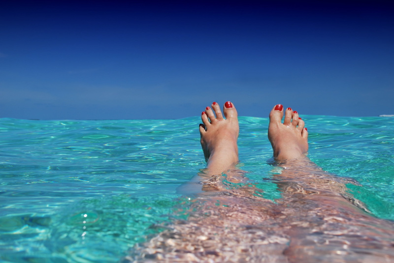human limb, body part, shore, barefoot, summer, toenail, adult, one person, ile, relaxation, horizon over water, feet, outdoors, human leg, person, nature