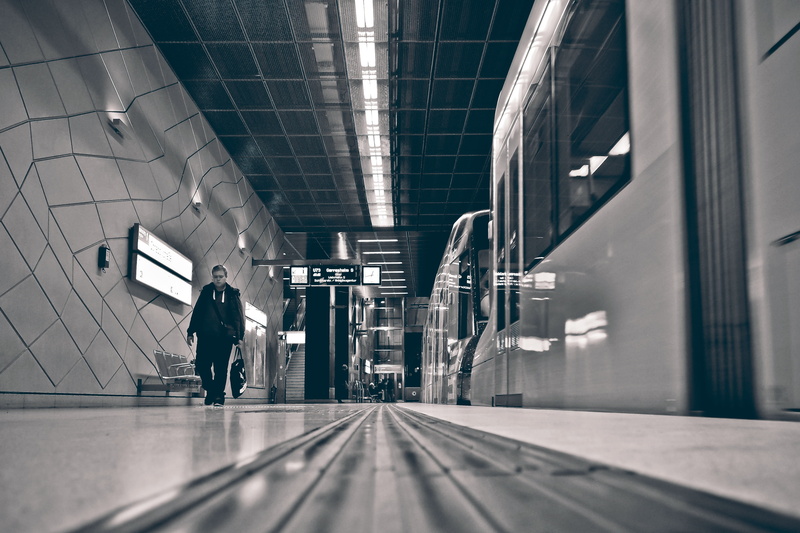 urban, düsseldorf, 4K, city, transportation, men, human, train, illuminated, indoors, standing, real people, underground, travel, architecture, track
