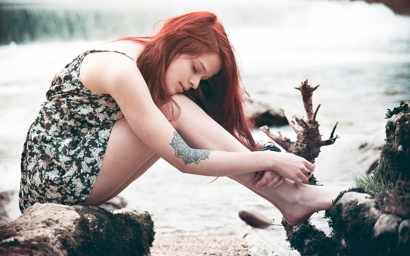 1080P, minidress, barefoot, women outdoors, leisure activity, dress, sitting, real people, plant, tree, land, young adult, women, hairstyle, young women
