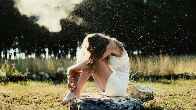 real people, 1080P, adult, field, holding knees, splashing, hair, women, sunlight, plant, outdoors, model, lifestyles, casual clothing, leisure activity