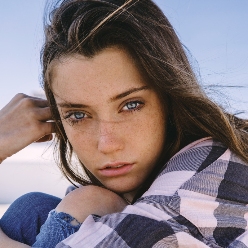 portrait, 2K, looking at viewer, holding knees, checkered, women, clear sky, Chloe Bechtol, blue eyes