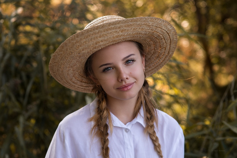 teenager, sun hat, smiling, focus on foreground, happiness, hat, leisure activity, 1080P, day, straw hat, women with hats, gray eyes, lifestyles, headshot