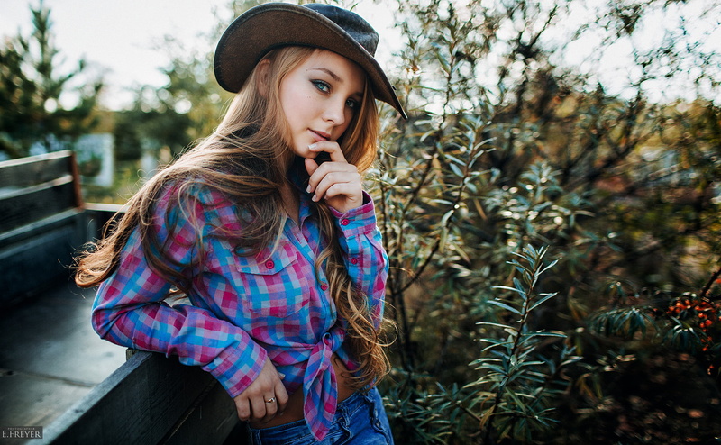 belly, model, 1080P, touching face, outdoors, brunette, plaid shirt, depth of field, looking at viewer, women, blue eyes, women with hats, jeans, plants
