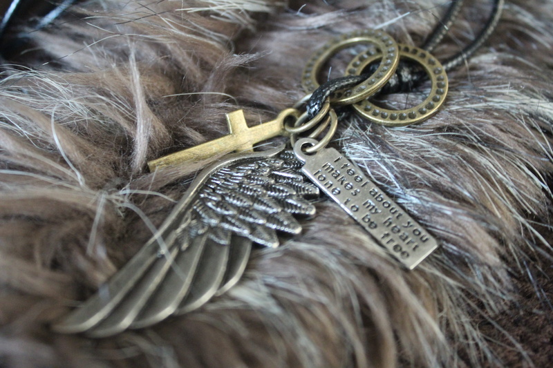 creativity, no people, personal accessory, 5K, tied up, accessory, high angle view, close-up, day, tangled, cruz, metal, indoors, wing, plumage, hair