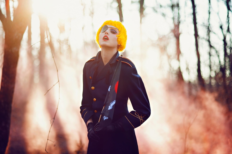 hairstyle, one person, red lipstick, yellow hair, plant, standing, casual clothing, day, 1080P, outdoors, young women, eyepatches, real people, women