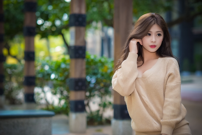 2K, women, depth of field, women outdoors, long hair, model, Taiwan, auburn hair, Asian, Pin-Q, makeup, sweater