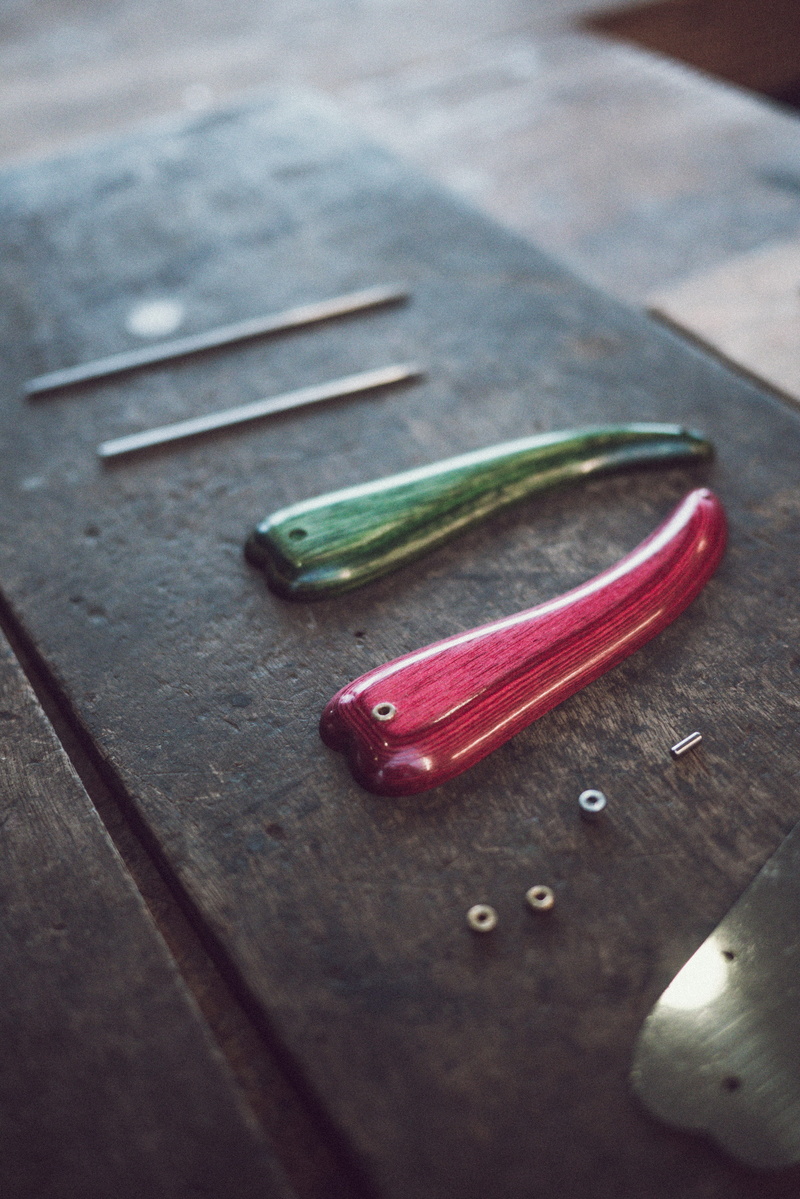 spiral, comb, still life, cutting board, metal, focus on foreground, table, vegetable, accessories, hair slide, day, incense, group of objects, red, claw
