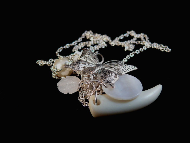 pearl jewelry, single object, photography, 720P, food, food and drink, shiny, diamond ring, gold, shallow, cut out, jewellery, close-up, necklace, silver