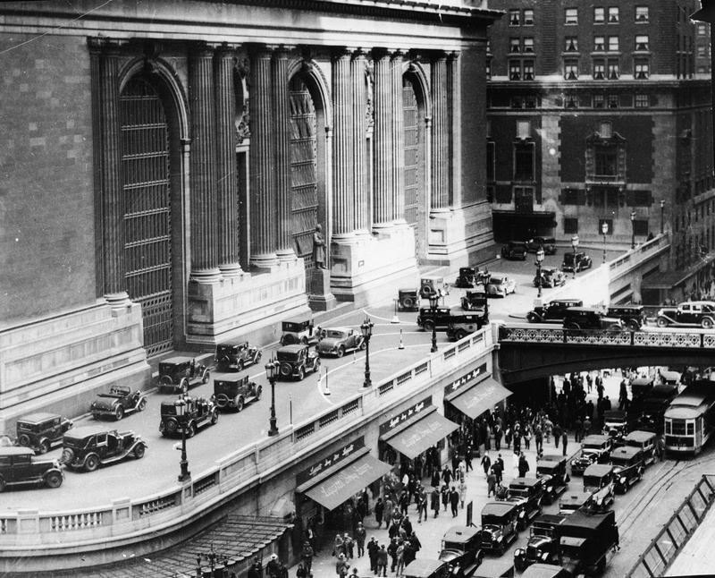 incidental people, mode of transportation, real people, transportation, large group of people, photo, city, women, high angle view, group of people, grayscale