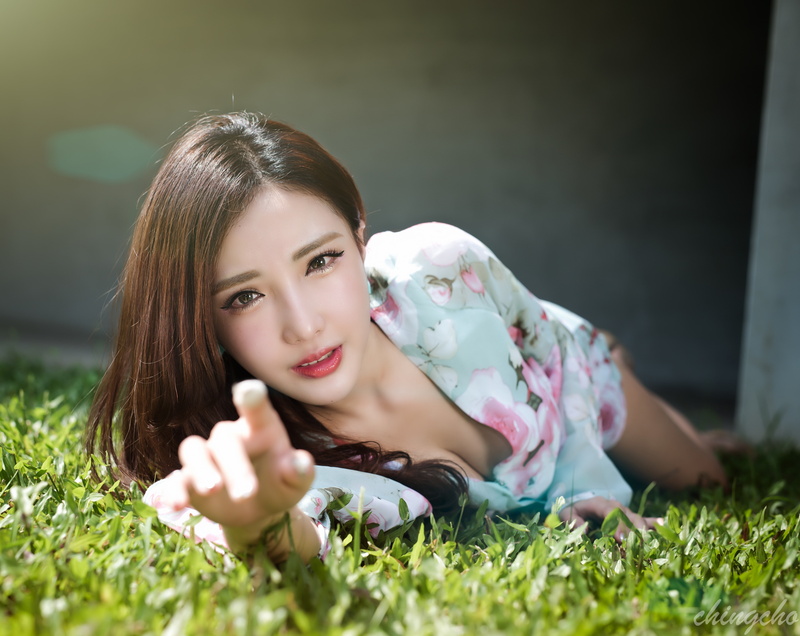 Lying, young women, lying down, Girl, selective focus, 5K, hold, Beautiful, Posing, women, People, Young, plant, looking at camera, front view, Grass