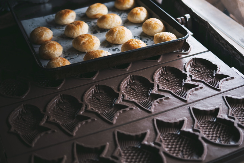 close-up, baked goods, bakery, high angle view, oven, taiyaki pan, day, metal, baking, cooked, freshness, selective focus, appliance, pastry, still life