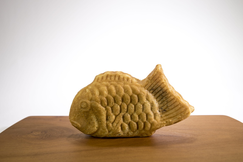 wood - material, studio shot, taiyaki, sweet, dieting, indoors, small group of objects, home interior, this, snack, wellbeing, sweet food, japan, freshness