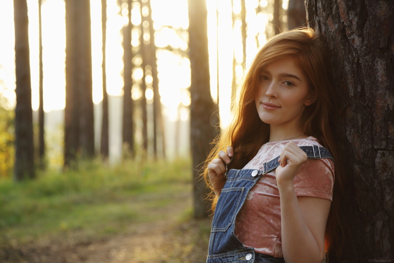 forest, VivThomas, 5K, sunlight, women outdoors, redhead, nature, women, Jia Lissa