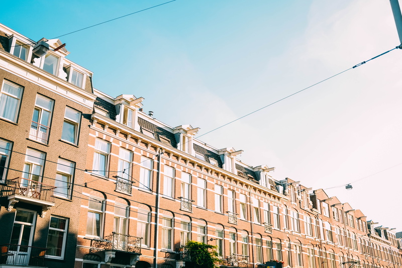 maison, low angle view, houses, street light, building, residential district, city life, amsterdam, row house, city, line, house, sunlight, apartment, sun