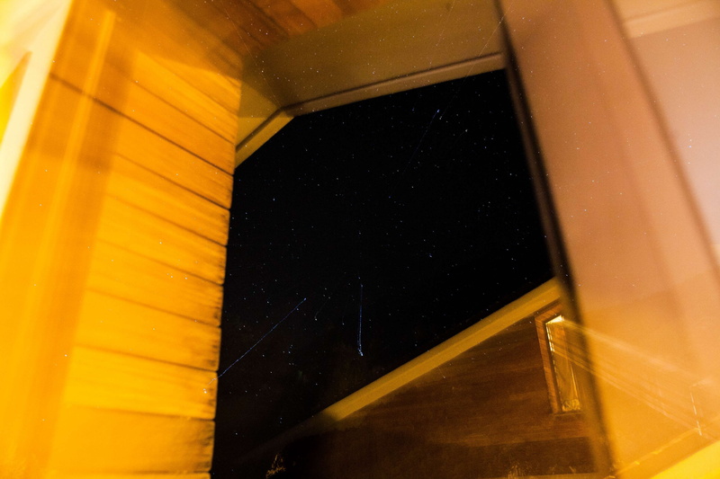 longue, food and drink, wood - material, ciel, directly above, sky, architecture, window, stars, container, indoors, fenetre, long, theme night, night