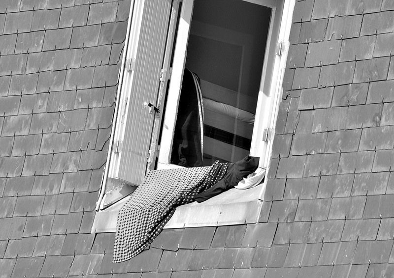 day, low angle view, casual clothing, built structure, building exterior, linge, wall - building feature, fenetre, window, real people, brick, brick wall