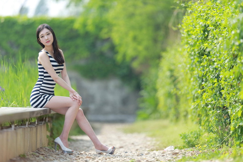 long hair, sitting, clothing, 1080P, full length, casual clothing, young adult, women, young women, beauty, tree, outdoors, beautiful woman, fashion, striped