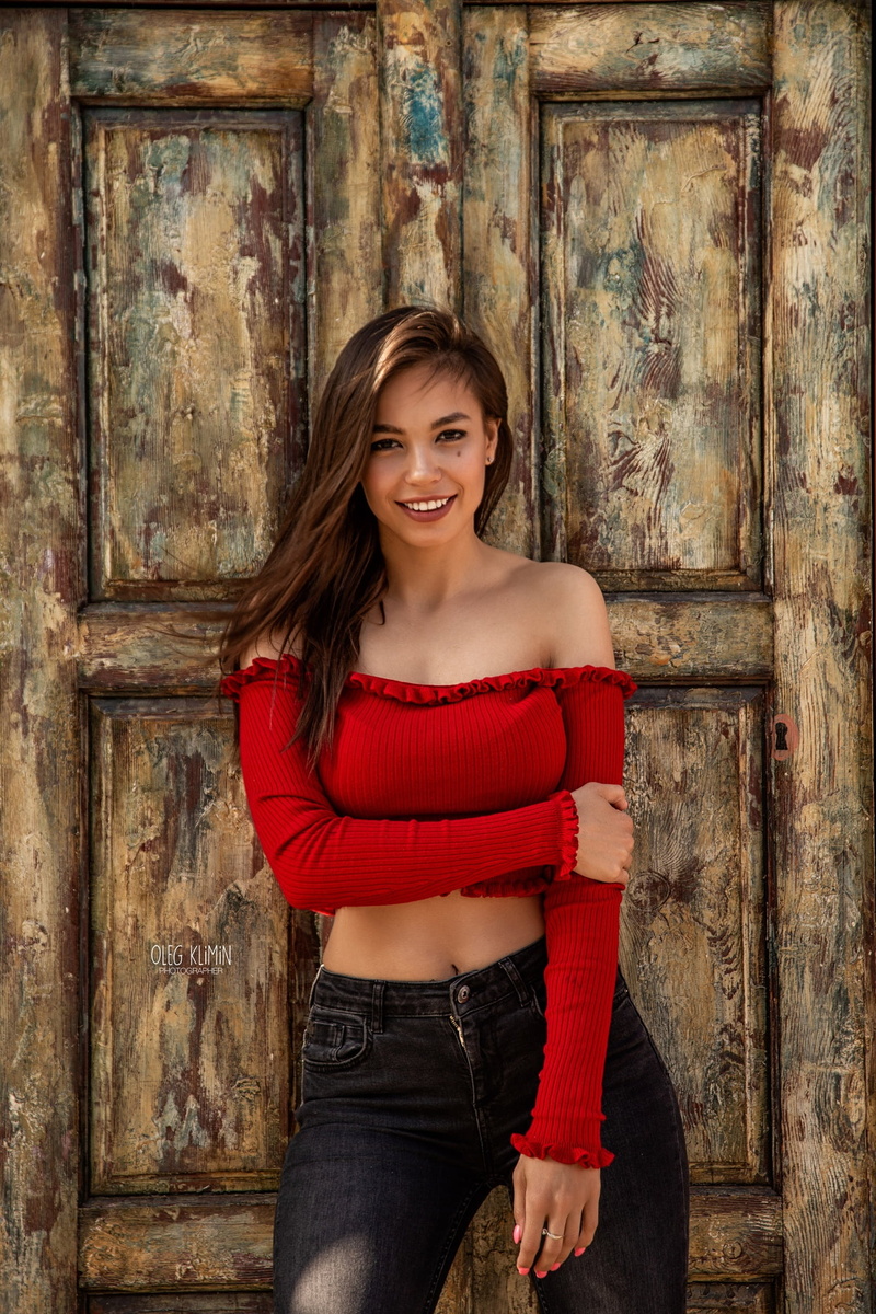1080P, women, wood, Olya Nefyodova, Oleg Klimin, blouse, belly, bare shoulders, looking at viewer, long hair, red clothing, brunette, eyeliner, jeans