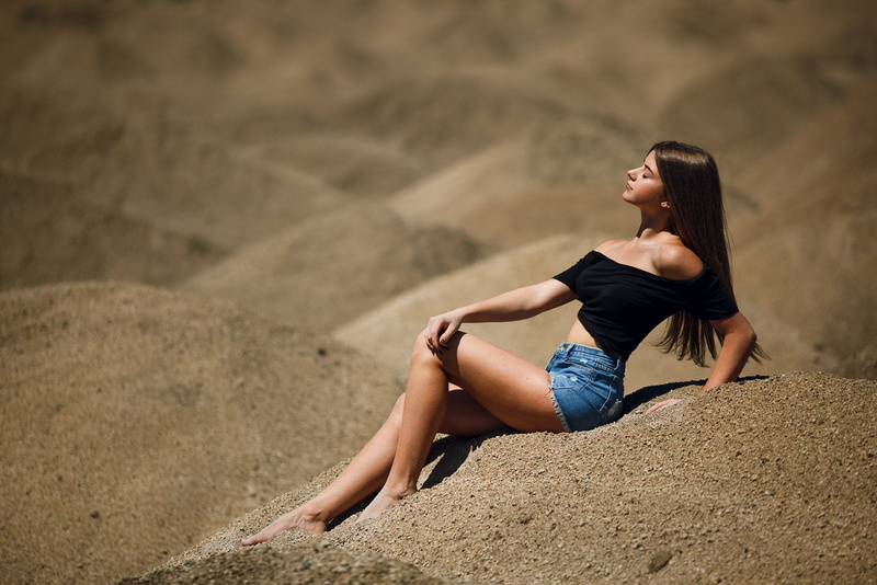 bare shoulders, adult, young women, long hair, brown hair, one person, casual clothing, tanned, outdoors, women outdoors, real people, beauty, land, relaxation