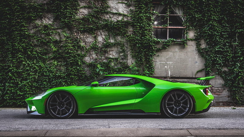 no people, vintage car, growth, garage, plant, nature, day, green color, 2017 Ford GT, retro styled, street, outdoors, motor vehicle, side view, stationary