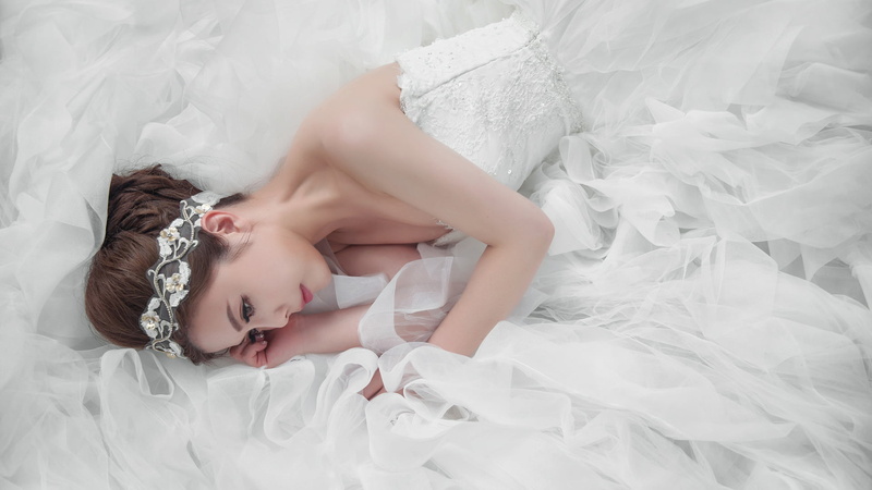 one person, indoors, wedding dress, bed, model, dress, white color, white, relaxation, lying down, furniture, photography, 1080P, innocence, wreaths, young adult